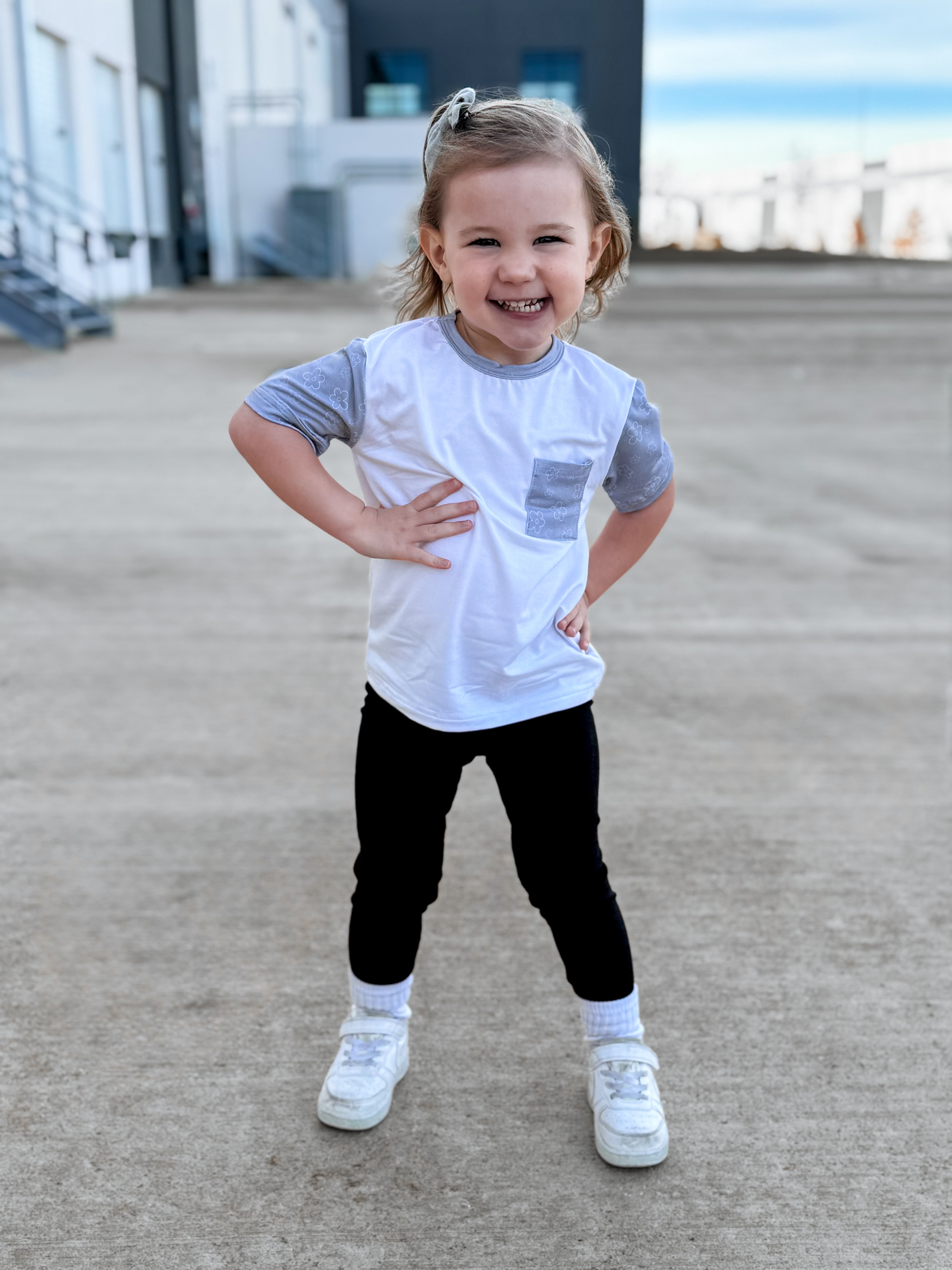 Bamboo Pocket Tee - Gray Daisies