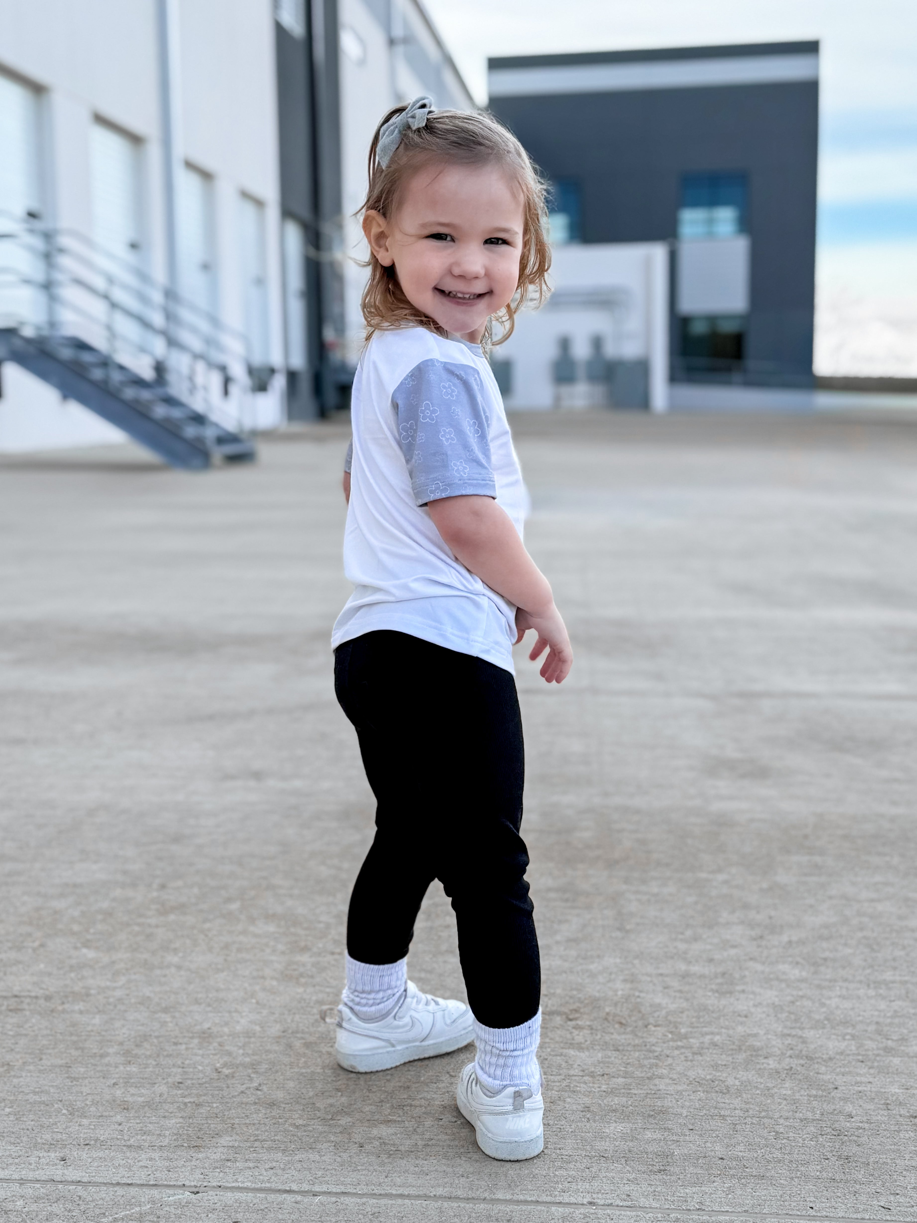 Bamboo Pocket Tee - Gray Daisies