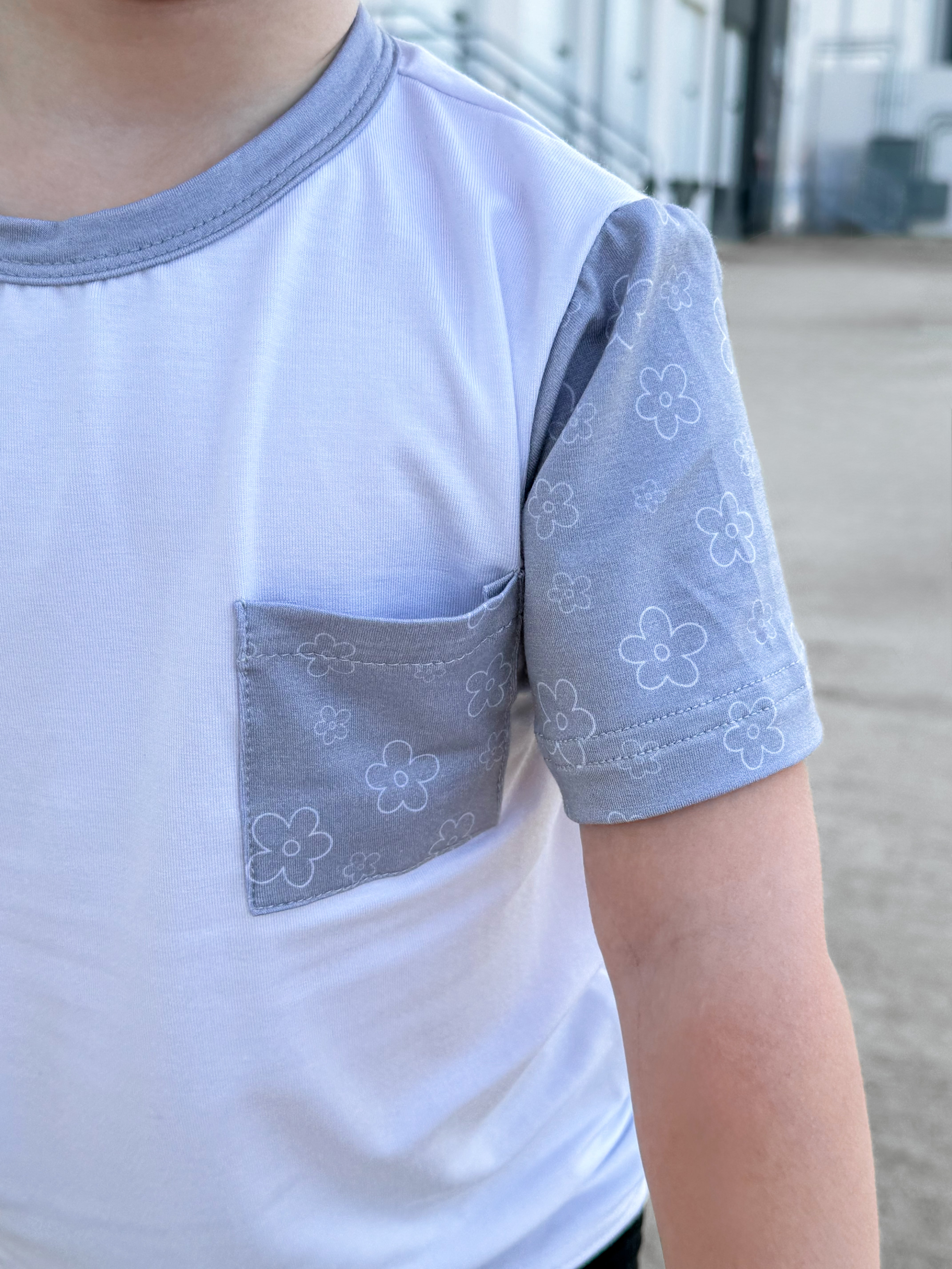 Bamboo Pocket Tee - Gray Daisies